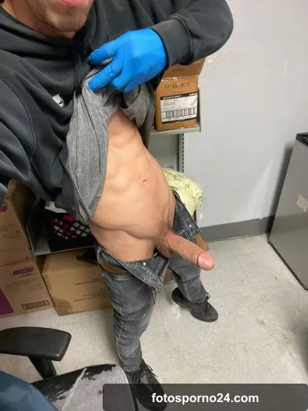 30 let’s fuck in the supply closet 😈😉😝